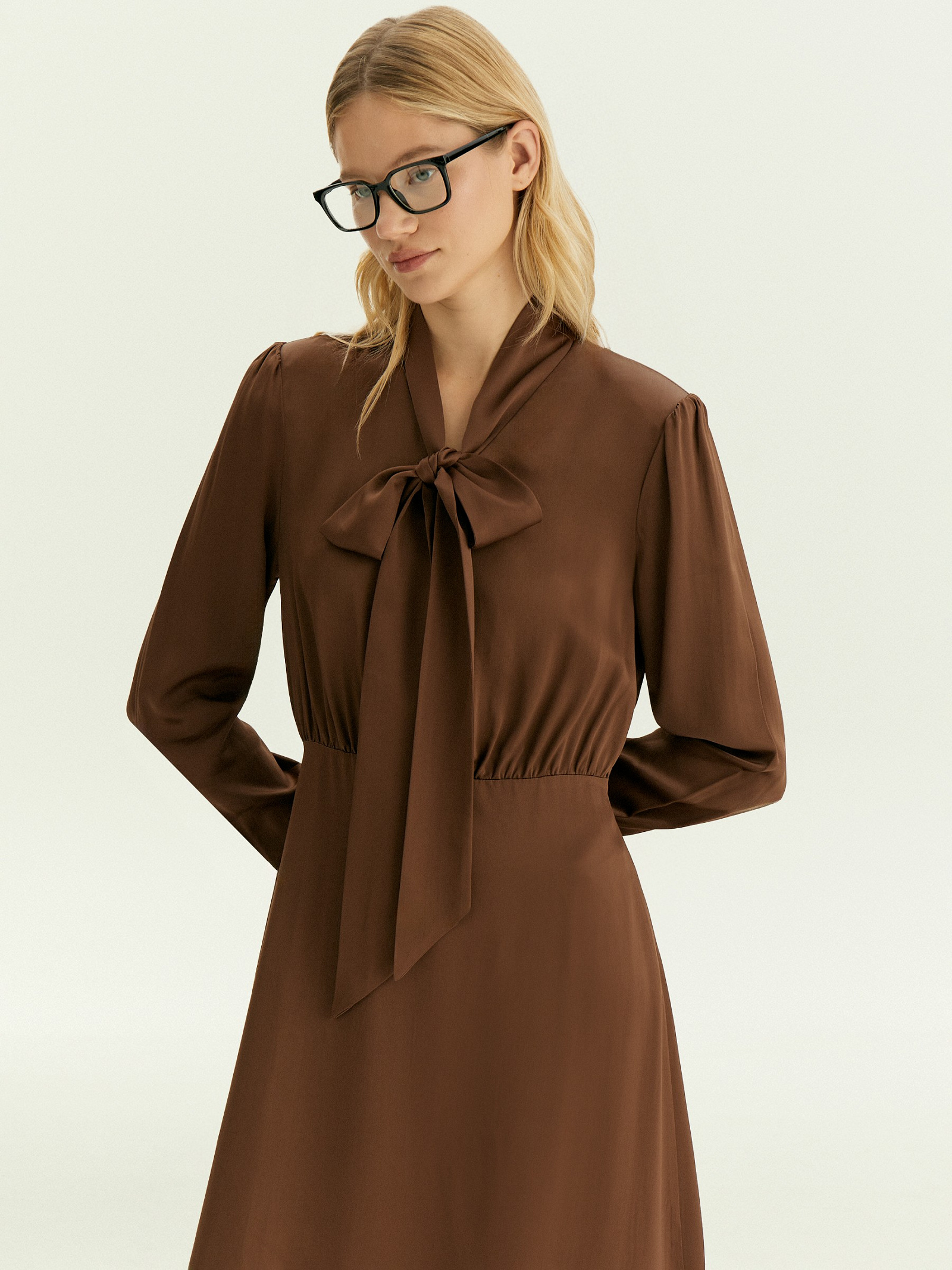 Платье миди с воротником-бантом из 100% вискозы